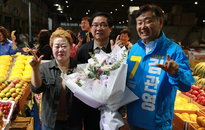 (사진) 김관영 송천동농수산물도매시장 방문, 후원회장 만남.jpeg