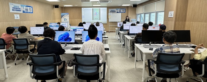 1_익산 신청사에서 _AI 공부__시민 정보화 교육 큰 호응.jpg
