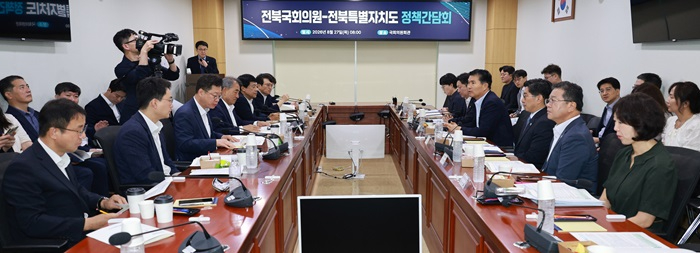 2026-08-27 전북국회의원 전북도 정책간담회-2차 공공기관 이전 공동건의문 채택-9.jpg