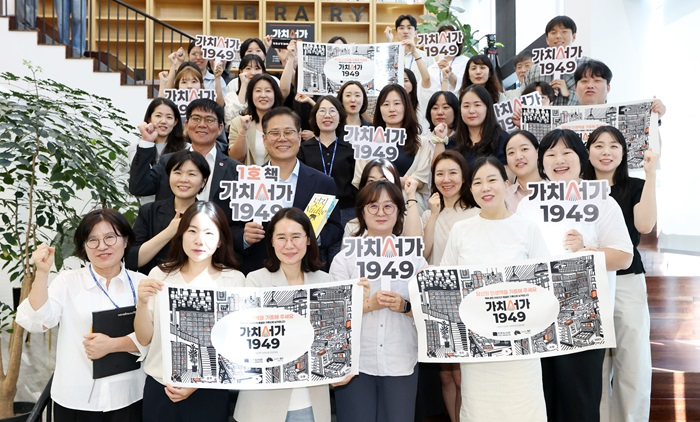 조지훈 전주시장, 전주 독서문화 자산이 될 ‘가치서가 1949’ 첫 페이지 장식 (2).jpg