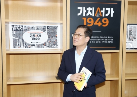 조지훈 전주시장, 전주시립도서관 꽃심에서 ‘가치서가 1949’의 1호책 기증자로 나서