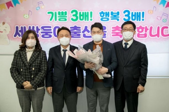 강임준 군산시장, 세쌍둥이 출산 다둥이 아빠 축하 격려