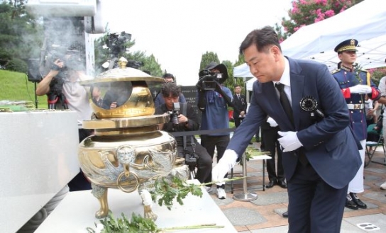 김관영 전북지사, 고 김대중 전 대통령 추모