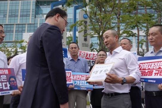 한병도 의원, 기재부 앞 삭발식으로 새만금 예산 원상 복원 촉구